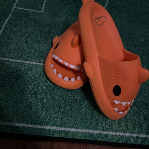 Orange surf shark slides - Picture 3 of 3